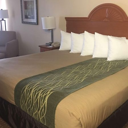 Super 8 By Wyndham Great Bend Hotel Bagian luar foto
