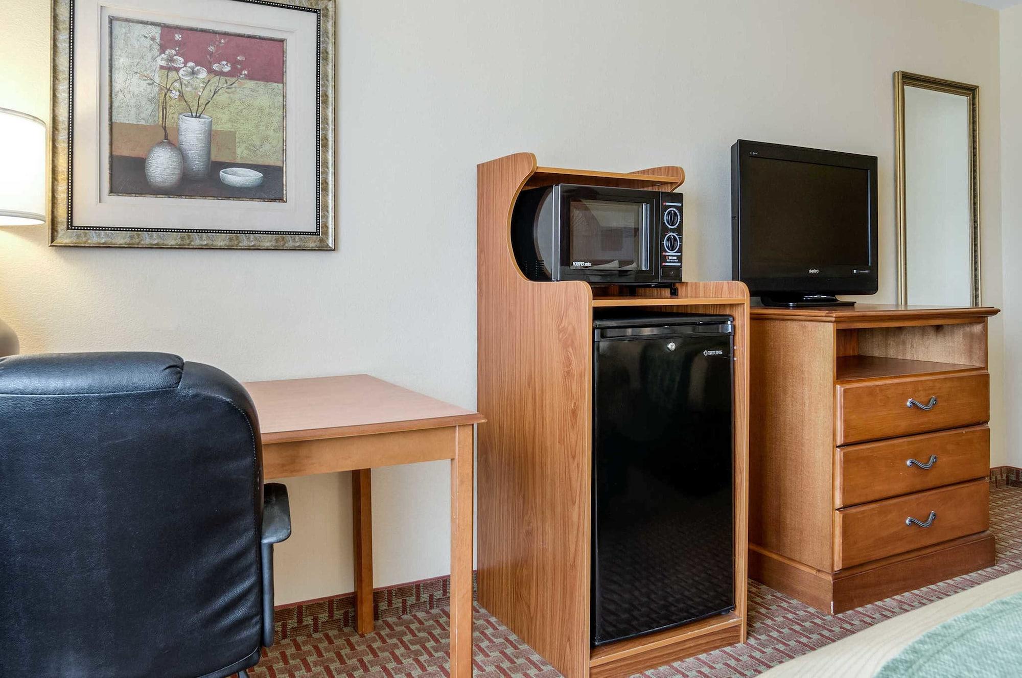 Super 8 By Wyndham Great Bend Hotel Bagian luar foto