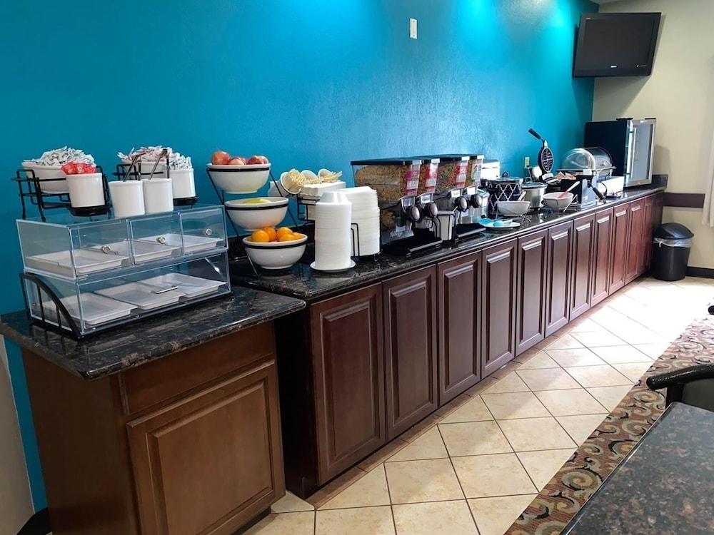 Super 8 By Wyndham Great Bend Hotel Bagian luar foto