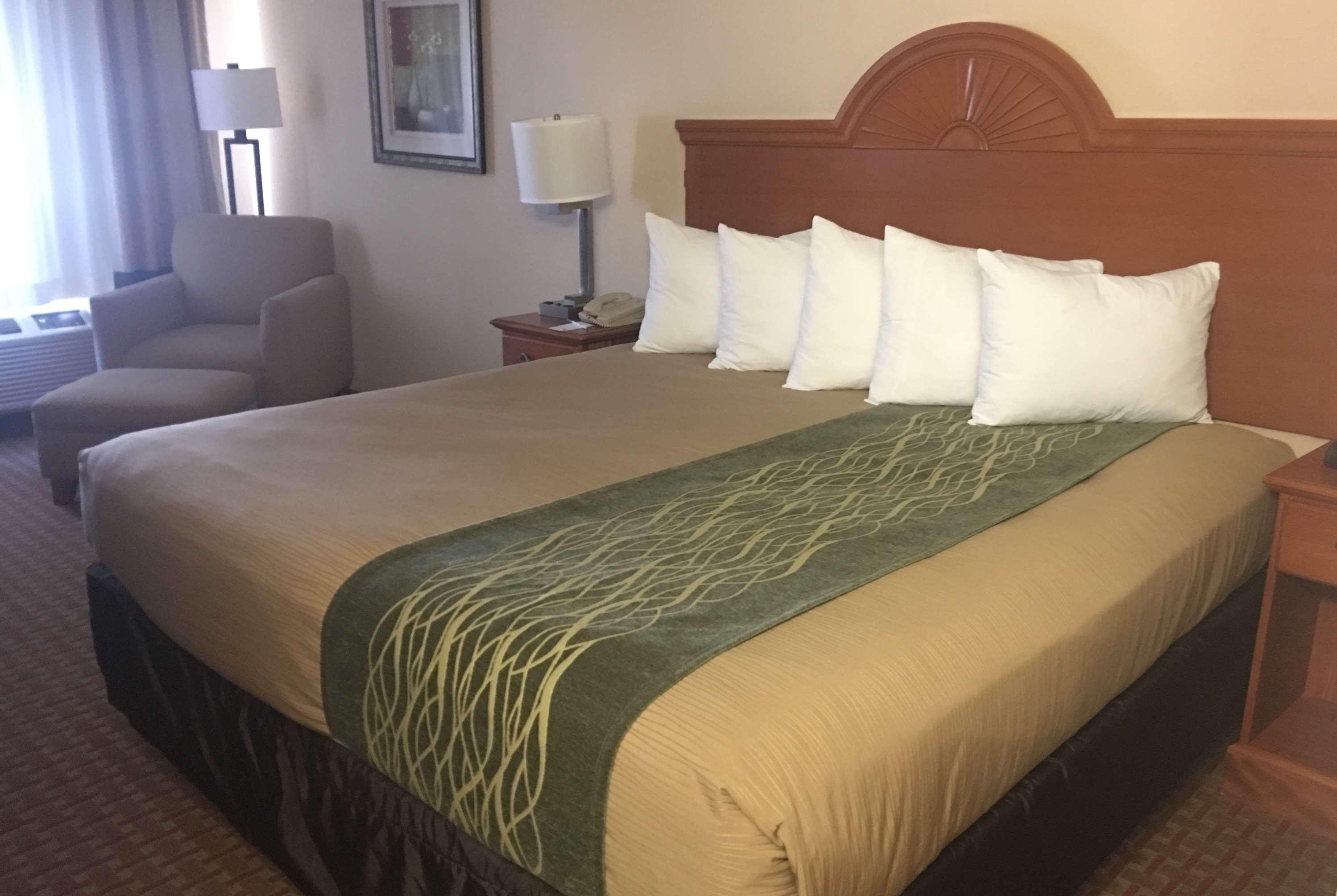 Super 8 By Wyndham Great Bend Hotel Bagian luar foto