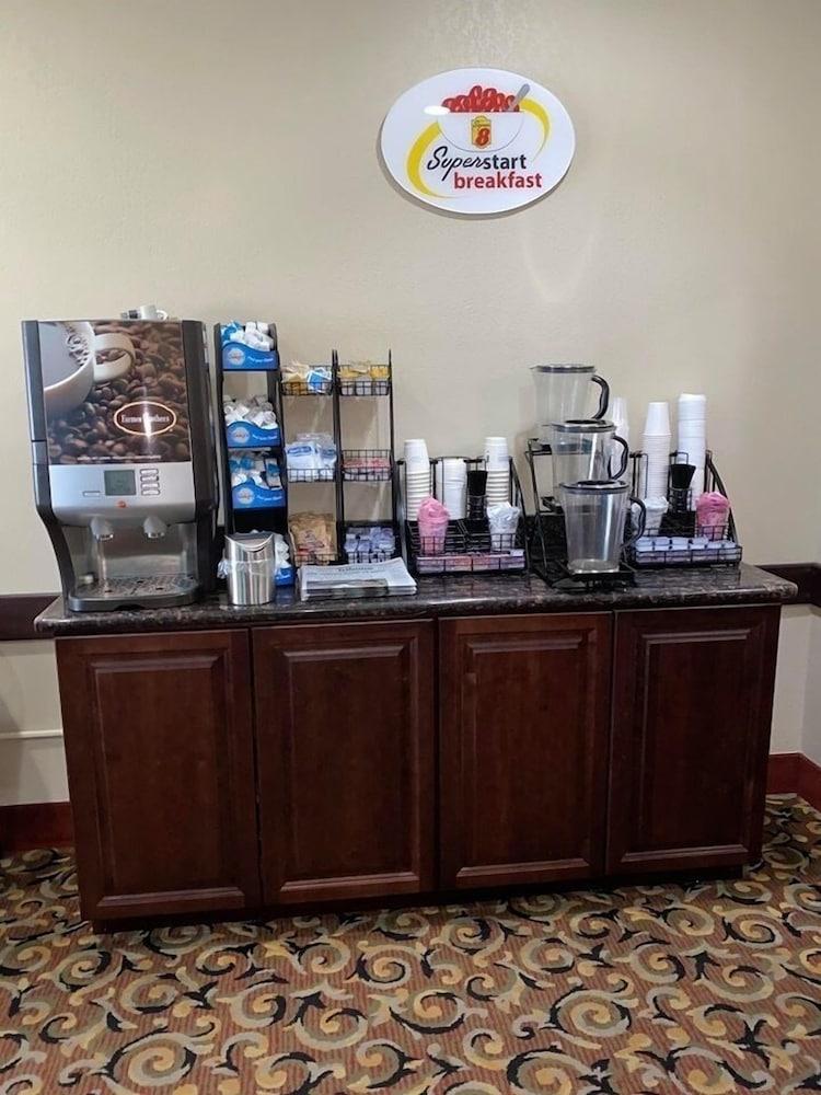 Super 8 By Wyndham Great Bend Hotel Bagian luar foto
