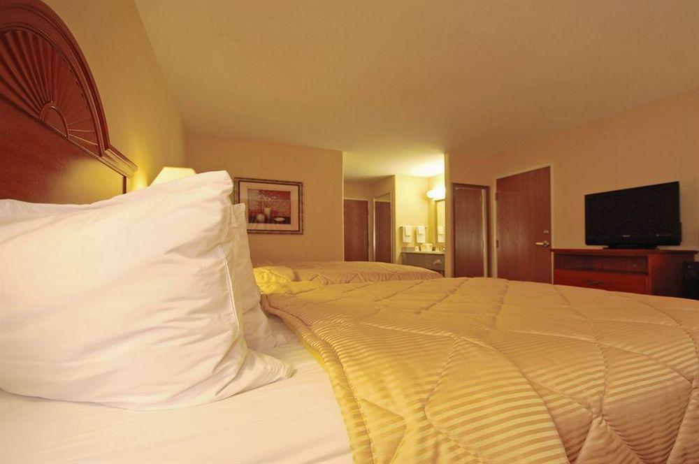 Super 8 By Wyndham Great Bend Hotel Bagian luar foto