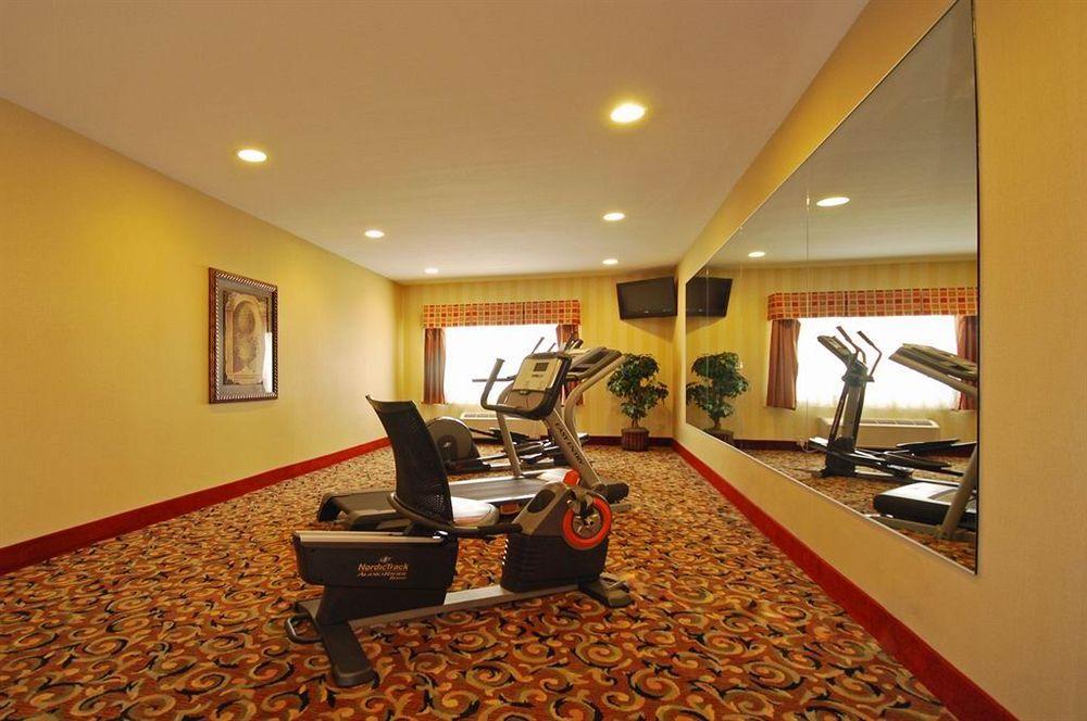 Super 8 By Wyndham Great Bend Hotel Bagian luar foto