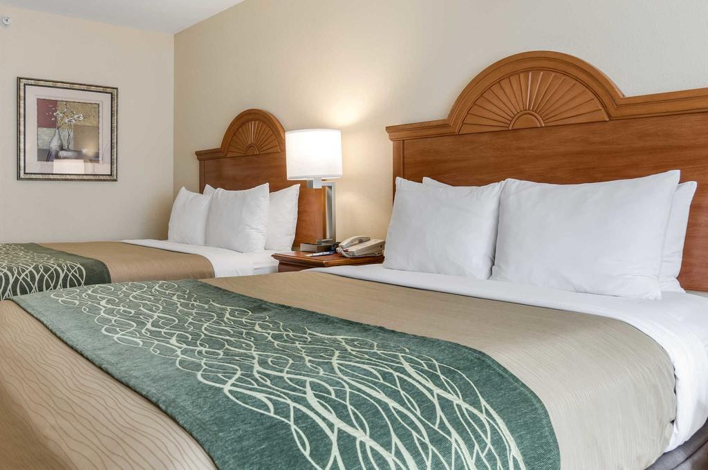Super 8 By Wyndham Great Bend Hotel Bagian luar foto