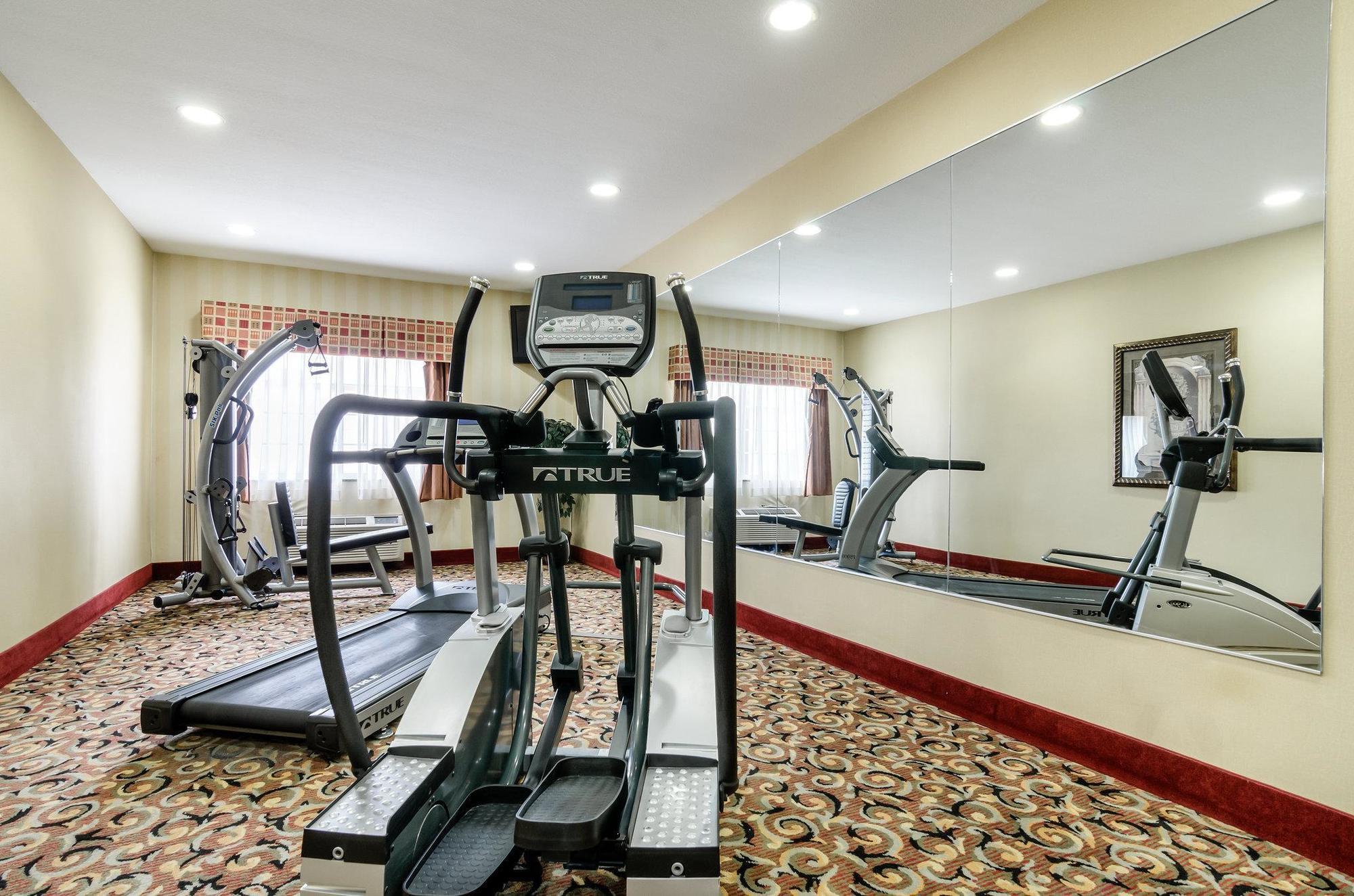 Super 8 By Wyndham Great Bend Hotel Bagian luar foto