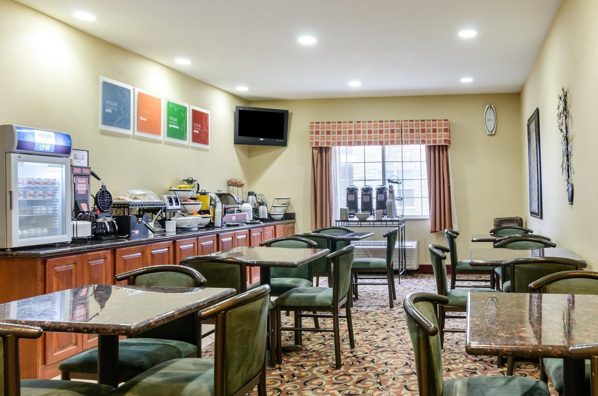 Super 8 By Wyndham Great Bend Hotel Bagian luar foto