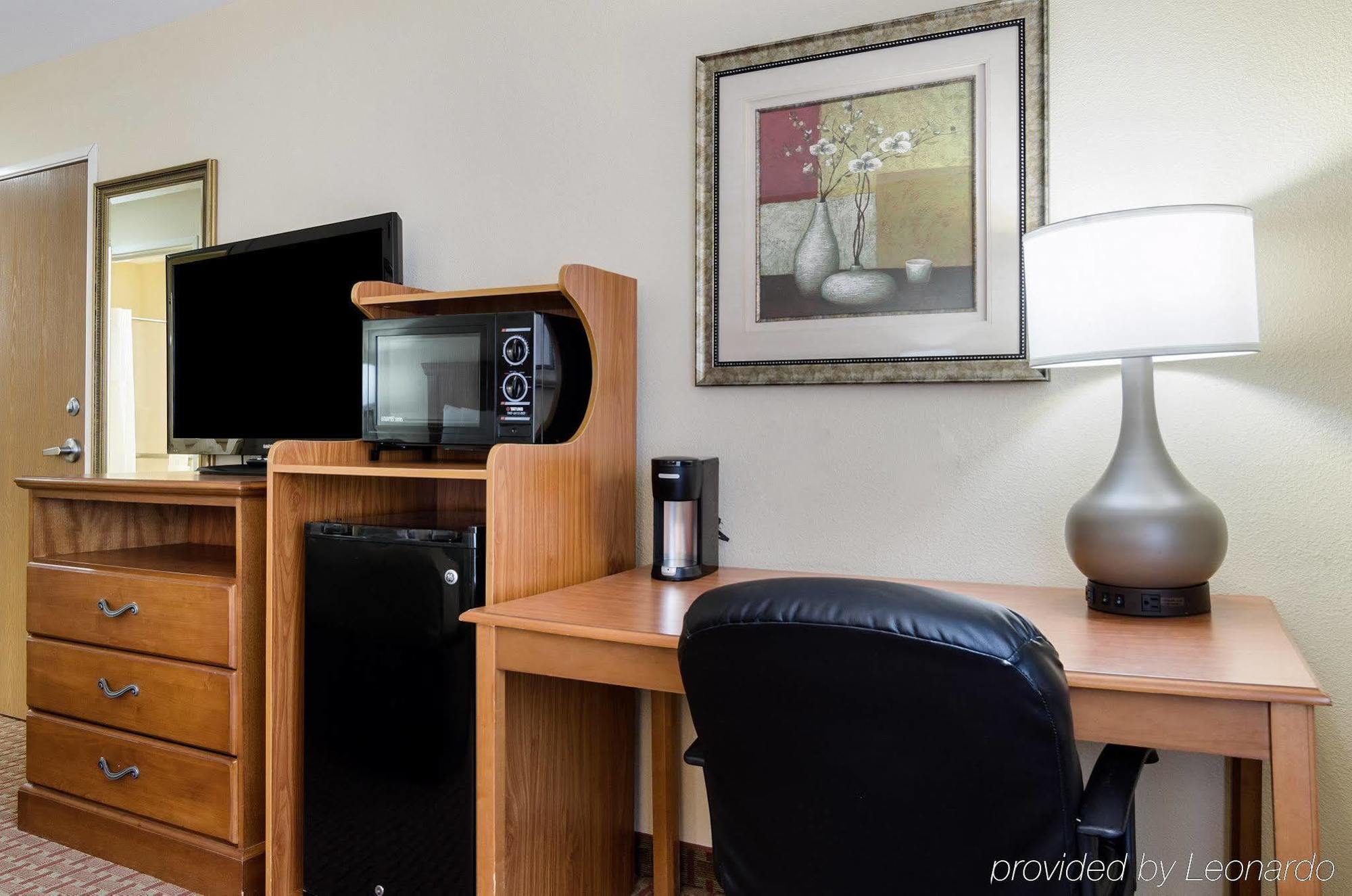 Super 8 By Wyndham Great Bend Hotel Bagian luar foto
