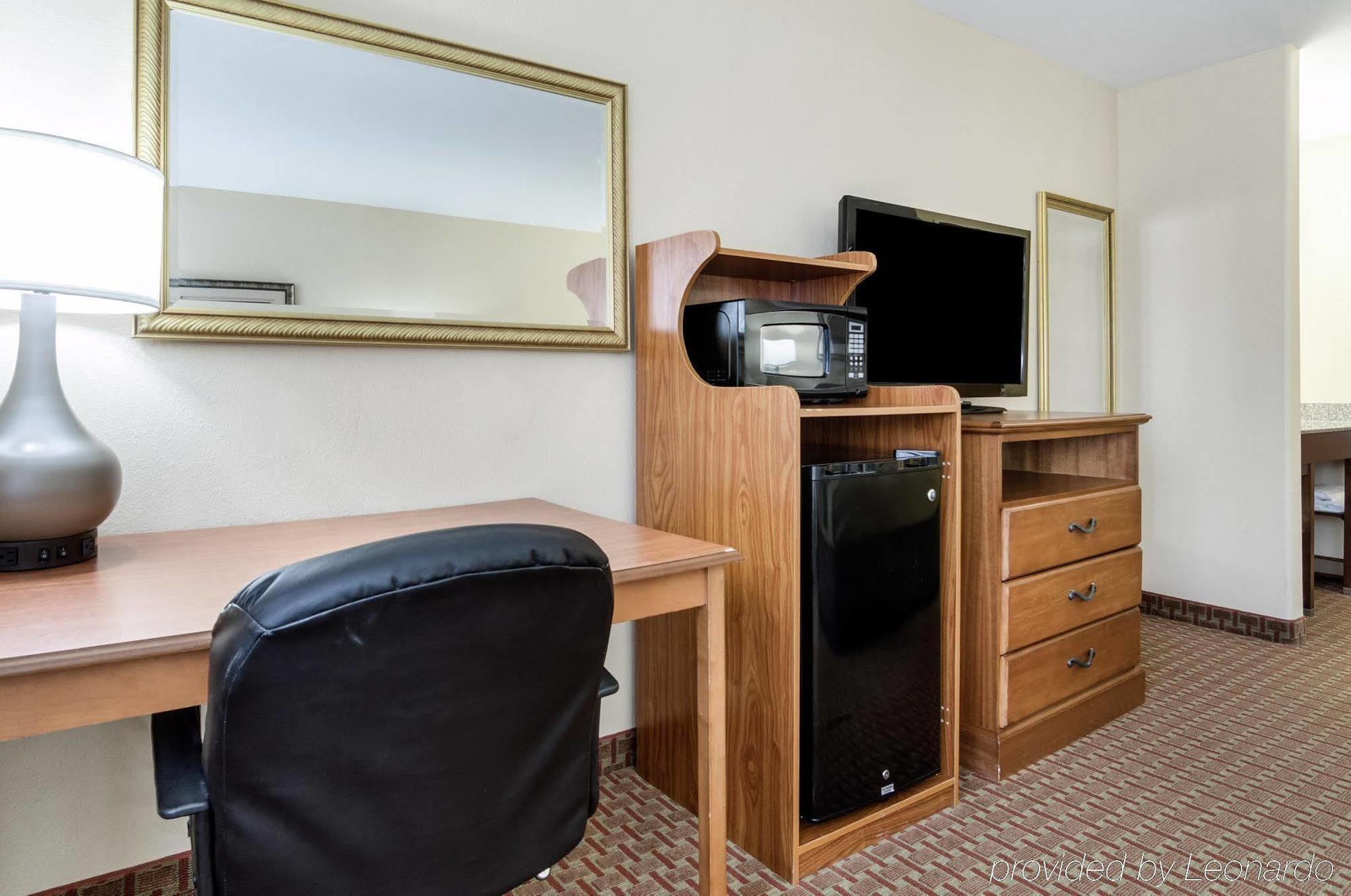 Super 8 By Wyndham Great Bend Hotel Bagian luar foto