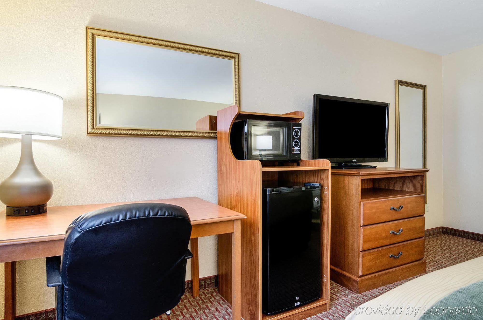 Super 8 By Wyndham Great Bend Hotel Bagian luar foto
