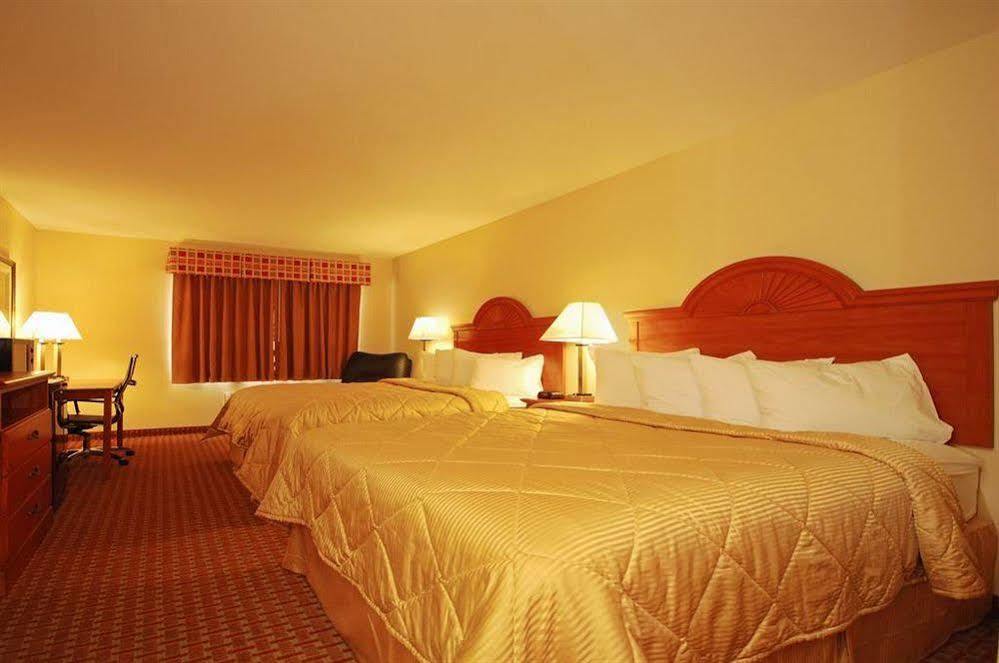 Super 8 By Wyndham Great Bend Hotel Bagian luar foto