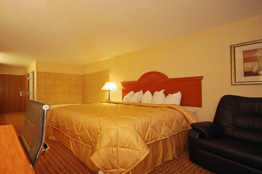 Super 8 By Wyndham Great Bend Hotel Ruang foto