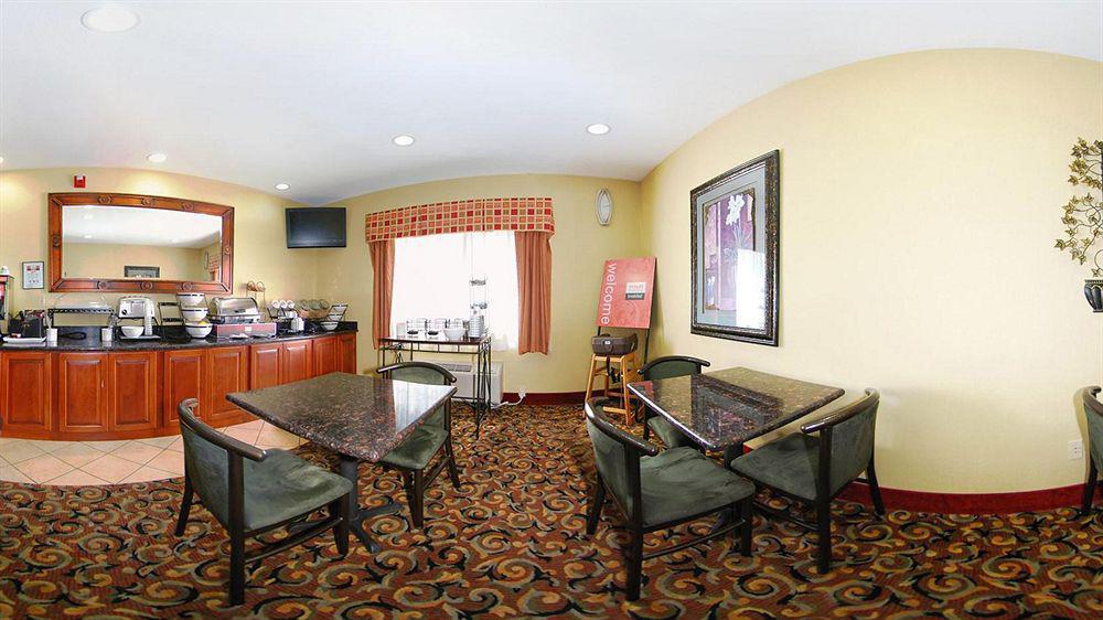 Super 8 By Wyndham Great Bend Hotel Bagian luar foto
